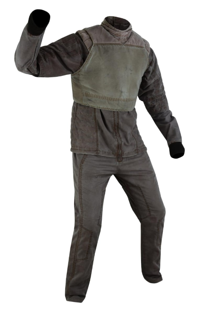 Puede incluir: Mono gris con chaleco, con cuello alto y costuras cosidas. El chaleco es de un gris m&aacute;s claro que el resto del conjunto. Las mangas tienen pu&ntilde;os negros. Los pantalones tienen costuras cosidas.