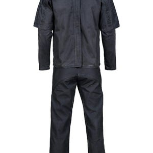 K&ouml;nnte beinhalten: Ein dunkelblaues Arbeitskleidungsset, bestehend aus einer Jacke mit hohem Kragen und kurzen &Auml;rmeln sowie einer passenden Hose. Die Jacke hat ein einzigartiges Design mit einer vertikalen Naht auf dem R&uuml;cken. Die Hose hat einen geraden Beinverlauf.