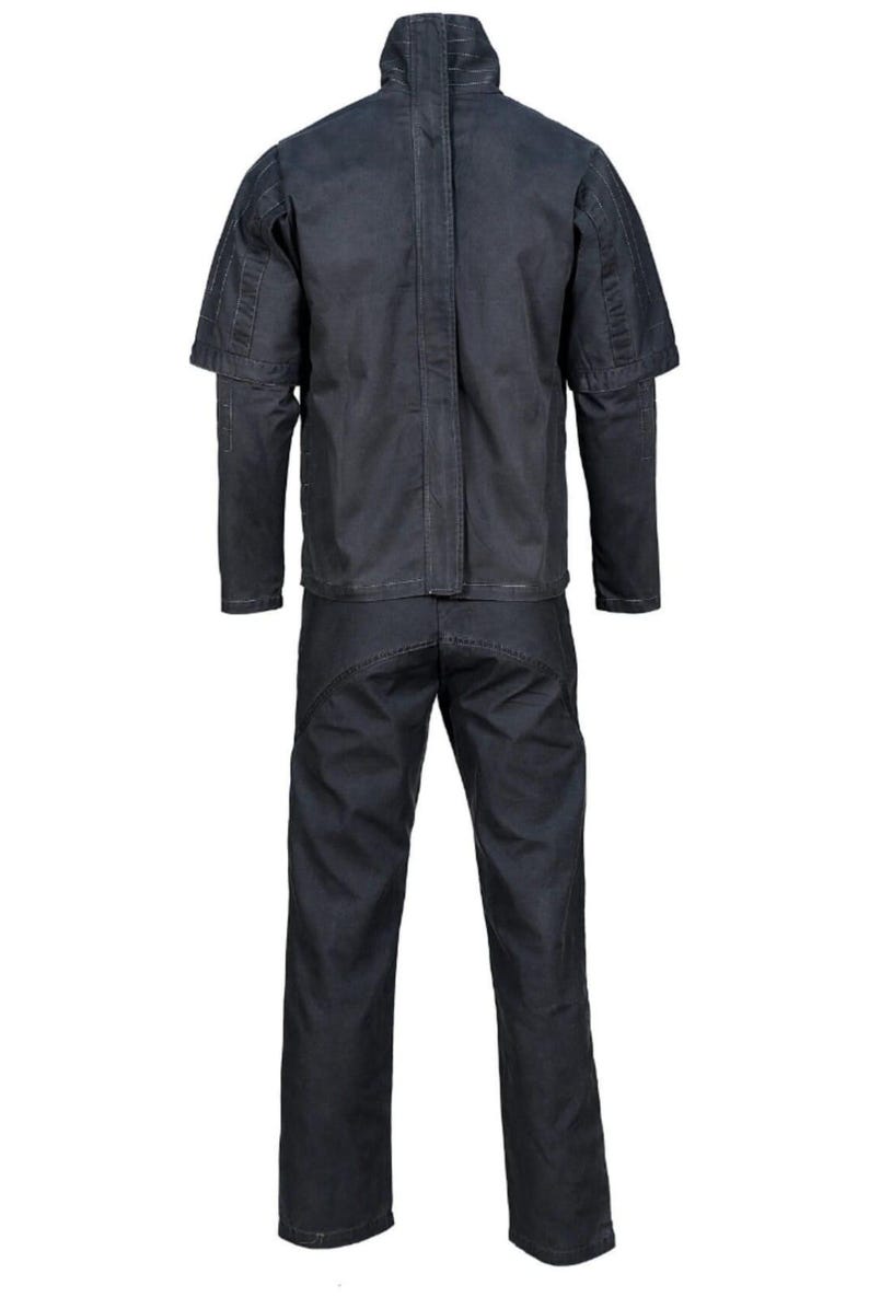 K&ouml;nnte beinhalten: Ein dunkelblaues Arbeitskleidungsset, bestehend aus einer Jacke mit hohem Kragen und kurzen &Auml;rmeln sowie einer passenden Hose. Die Jacke hat ein einzigartiges Design mit einer vertikalen Naht auf dem R&uuml;cken. Die Hose hat einen geraden Beinverlauf.