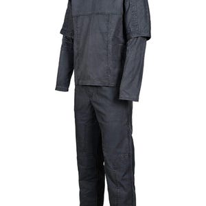 K&ouml;nnte beinhalten: Ein dunkelgraues zweiteiliges Outfit. Das Oberteil hat einen hohen Kragen und geschichtete &Auml;rmel. Die Hose hat verst&auml;rkte Kniepatches. Das Outfit ist aus strapazierf&auml;higem Stoff gefertigt, geeignet f&uuml;r Arbeit oder Kost&uuml;me.