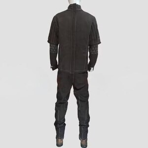 Pu&ograve; includere: Un completo marrone scuro in due pezzi su un manichino. La giacca ha maniche corte e dettagli di cucitura bianchi. I pantaloni sono a gamba dritta. L'outfit &egrave; realizzato in un materiale robusto ed &egrave; adatto al lavoro o al cosplay.