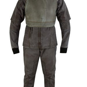 Puede incluir: Un disfraz completo de dos piezas en tonos grises y marrones. El atuendo incluye una chaqueta con peto, mangas largas y pantalones a juego. La chaqueta tiene un cuello alto y las mangas tienen pu&ntilde;os negros. Los pantalones tienen un corte entallado.