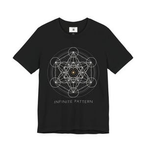 Maglietta con cubo di Metatron e geometria sacra – Abbigliamento spirituale con motivi infiniti