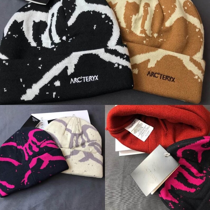 Peut inclure: Plusieurs bonnets de couleurs vari&eacute;es, dont noir, beige, rouge et cr&egrave;me. Chaque bonnet pr&eacute;sente un motif abstrait unique en couleurs contrast&eacute;es et le logo "ARC'TERYX". Les bonnets ont des &eacute;tiquettes attach&eacute;es.