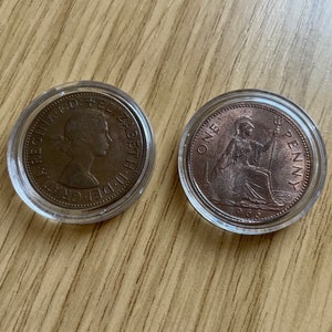 Pièce d&#39;un penny britannique de 1953 à 1967 L&#39;histoire vivante de la reine Elizabeth II dans une capsule