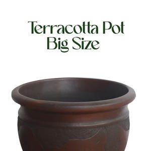 Könnte beinhalten: Ein großer, runder Terrakotta-Blumentopf mit breitem Rand und dekorativen Schnitzereien. Der Topf hat eine warme braune Farbe und trägt den Text "Terracotta Pot Big Size". Der Topf ist für den Gartenbau konzipiert und für den Außenbereich geeignet.