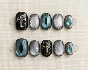 Uñas postizas estilo gótico Y2K, uñas postizas con diseño de ojo de gato y dragón, uñas con diseño de cruz oscura y vanguardista, uñas postizas personalizadas plateadas metálicas estilo grunge alternativo, regalo para ella.
