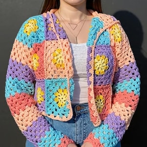 手編みのグランマスクエアクロシェカーディガン、パステルパッチワークのボヘミアン風セータージャケット