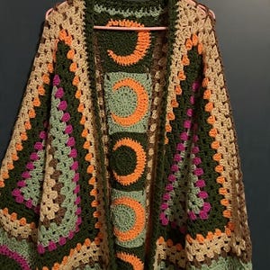 Cárdigan de ganchillo hecho a mano con fases lunares, suéter de patchwork bohemio con cuadrados de la abuela.