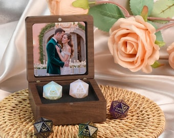 Dadi personalizzati per matrimoni - Regali personalizzati per D&D, Regalo di nozze, Dadi con monogramma, D20 personalizzato, Dadi di cristallo, Set di dadi di Dungeons and Dragons