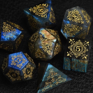 Personliga bröllopstärningar i rosenkvarts - Anpassade Dnd-presenter, bröllopspresent, äktenskapstärningar, anpassad D20, kristalltärningar, Dungeons and Dragons bild 4