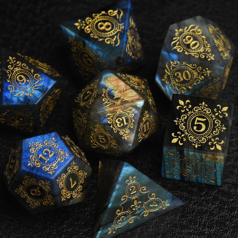 Personliga bröllopstärningar i rosenkvarts - Anpassade Dnd-presenter, bröllopspresent, äktenskapstärningar, anpassad D20, kristalltärningar, Dungeons and Dragons bild 4