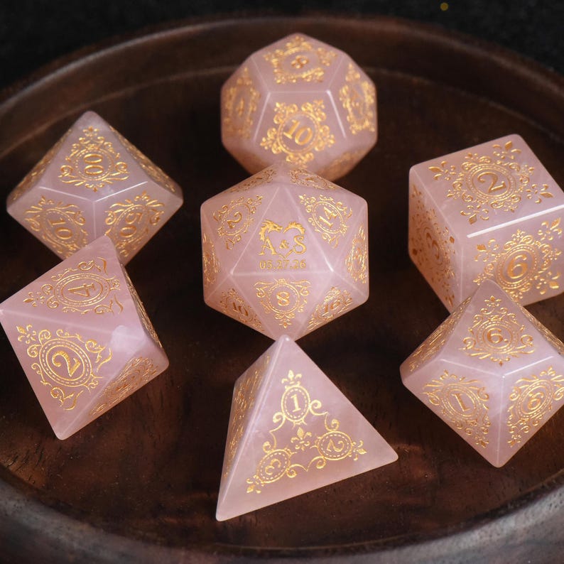 Personliga bröllopstärningar i rosenkvarts - Anpassade Dnd-presenter, bröllopspresent, äktenskapstärningar, anpassad D20, kristalltärningar, Dungeons and Dragons bild 5