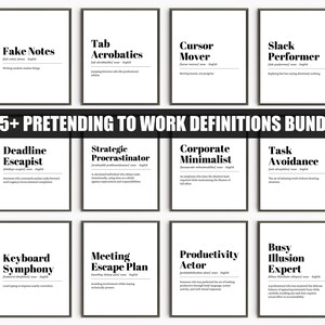 Può includere: Una collezione di stampe in bianco e nero incorniciate con definizioni umoristiche di termini legati al lavoro. Le stampe includono frasi come "Fake Notes", "Tab Acrobatics" e "Deadline Escapist". Il pacchetto è intitolato "115+ PRETENDING TO WORK DEFINITIONS BUNDLE".