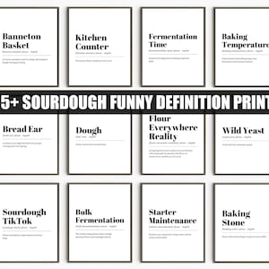 Pode incluir: Uma coleção de impressões emolduradas com molduras pretas e fundos brancos. Cada impressão apresenta um termo e uma definição relacionados ao fermento. O texto "115+ SOURDOUGH FUNNY DEFINITION PRINTS" é exibido em uma faixa preta.
