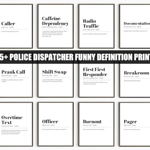 Puede incluir: Una colección de doce láminas de arte mural enmarcadas con texto negro sobre fondo blanco. Cada lámina muestra una definición humorística al estilo de un diccionario relacionada con los despachadores de policía, incluyendo términos como Caller, Caffeine Dependency y Radio Traffic.
