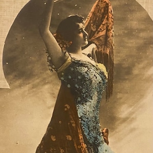 Cartão-postal de estrela do teatro francês, La Tortojada, traje de palco glamouroso da Belle Époque, tingido à mão, Reutlinger Studio, publicado por A. N. Paris