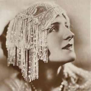 Cartão postal da estrela de cinema Norma Shearer, The Flapper Girl, atriz canadense-americana, publicado por Ross Verlag
