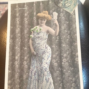 Postal brillante, vestido eduardiano que lució la actriz francesa Lili Douvrez, decorado a mano, estudio de fotografía Stebbing, París