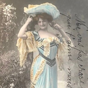 Postal de la actriz de teatro francesa Margill, fabuloso vestido y sombrero eduardianos, estudio fotográfico Stebbing, París, dorso completo, franqueado en 1904.
