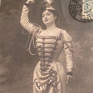 Cartão postal de teatro francês, atriz Tariol Bauge usando vestido deslumbrante, Reutlinger Studio Paris, antigo, franqueado, 1905, verso indiviso