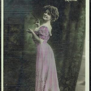 Postal francesa coloreada a mano, Reutlinger, la glamorosa actriz Germaine Gallois, hermosa, vestido eduardiano, Theatre des Capucines, década de 1900