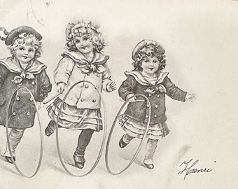 Tres lindas niñas jugando con aros, postal francesa antigua franqueada en 1902, Raphael Tuck en las oficinas de París.