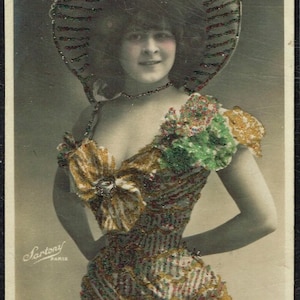 Franse theaterpostkaart, actrice Play Ambassadeurs, glamoureuze jurk, antieke Sartony-studio uit 1901 Parijs