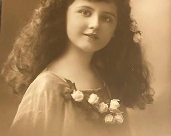 *アンティークポストカード　リボンヘアの大人びた美しい少女２　1907年 アンティークポストカード、髪に花を飾った可愛い女の子の実写写真