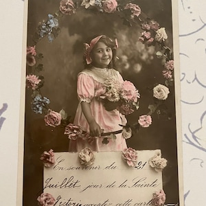 Edwardian Junges Mädchen Postkarte Vielzahl von Rosa Rosen, Antike Geburtstags Postkarte, Frankiert 1908
