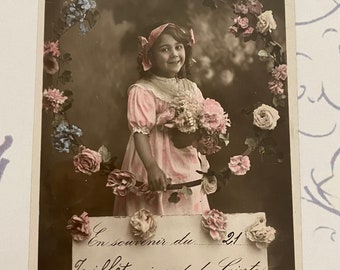 Carte postale édouardienne de jeune fille multitude de roses roses, carte postale d'anniversaire antique, affranchie 1908