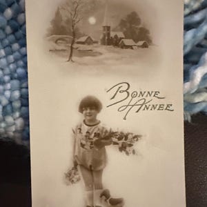Carte postale française de bonne année, jeune fille écrite en 1924, fleurs, jouet, paysage en arrière-plan, épthémères anciens