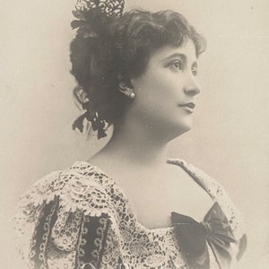 Marie Thierry Soprano, chanteuse d'opéra, carte postale française, Reutlinger, femme glamour de la Belle Epoque, théâtre // Années 1900 Sans lettre