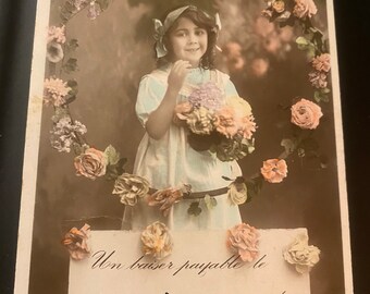 Antieke Franse ansichtkaart jaren 1900 klein meisje omringd door roze rozen, echte foto
