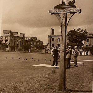 Postal jugando a los bolos en Plymouth Hoe, Inglaterra