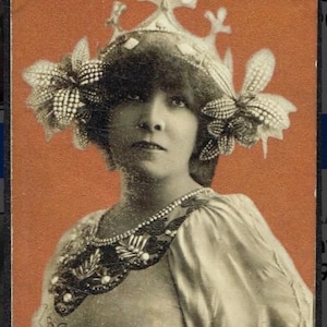 Cartolina postale di Sarah Bernhardt (1844-1923), attrice francese, vamp, affascinante, teatro, affrancata Reutlingers, usura sulla parte superiore della cartolina, RARA