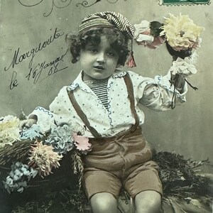 Antike französische Postkarte 1908, Echtfoto, kleiner Junge in brauner Latzhose mit Blumen und Wezring Auf die Schlafmütze // Happy Birthday