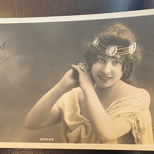 HERMOSA postal con vestido y peluquín de actriz francesa, Gérard Walery, París, franqueada en 1905