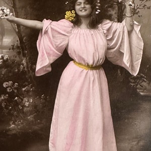Ancienne carte postale de voeux de bonne année, France, femme glamour, envoyée en 1918