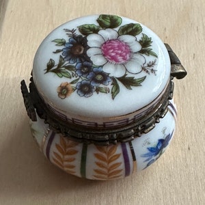 French Porcelain Trinket Box White Flower Peint Main Vintage Collectible