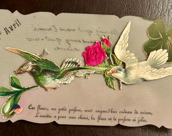 Zelluloid Postkarte, Aprilscherz, Vögel Schwalbe und Taube, Blumen, Klee, viel Luckx, antike französische gestanzte Karte
