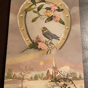 Cartolina antica francese, Ferro di cavallo portafortuna con fiori e uccello, Paesaggio innevato di un villaggio // Firmata nel 1917