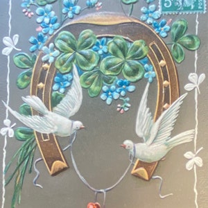Carte postale Art nouveau en relief, Bonne Année, fer à cheval avec colombes, fleurs bleu myosotis Français affranchie 1909