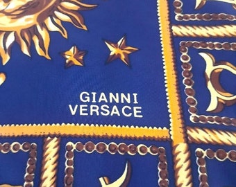 Versace zijden sjaal vierkant 32 inch, blauw goud dierenriemontwerp, horoscoop, vintage stof
