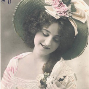 Carte postale ancienne française, glamour des années 1900 Miss Tot se produisant au théâtre de l'Alhambra Paris 1900s