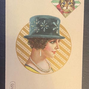 Cartolina illustrata dell'artista E Colombo Art Deco 1910 Cartolina Moda femminile italiana, cappello a bombetta, cappello da spettacolo gotico, con vivace gatto soriano