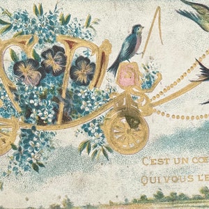 Franse antieke ansichtkaart met reliëf, gouden koets gevuld met viooltjes, aangedreven door zwaluwen //gedrukt in Pruisen van de 20e eeuw