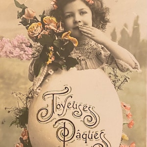 Antica cartolina pasquale francese // Affrancata 1908, graziosa bambina che manda un bacio, grande uovo, tanti fiori rosa, paesaggio di villaggio