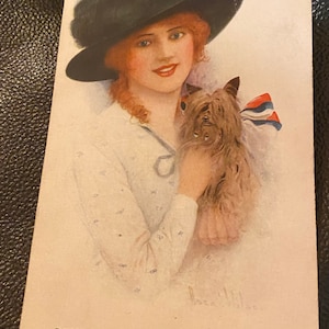 Cartão postal ilustrado por artista, Glamourosa mulher art déco com um cão yorkshire terrier // Publicado pela Inter-Art na Grã-Bretanha, franquia antiga de 1919
