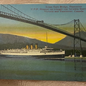 Cartão postal americano, um navio a vapor chegando em Vancouver, Lion's Gate Bridge, vintage sem uso